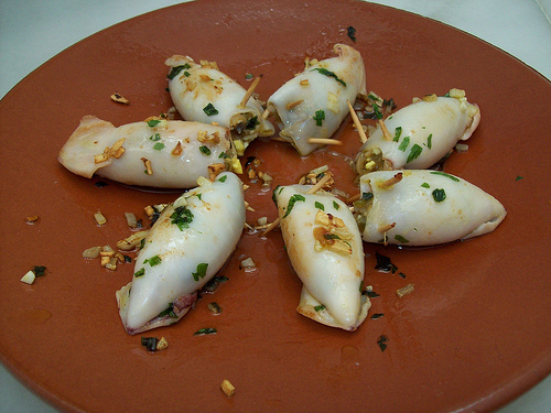 Chipirones rellenos de cebolla caramelizada