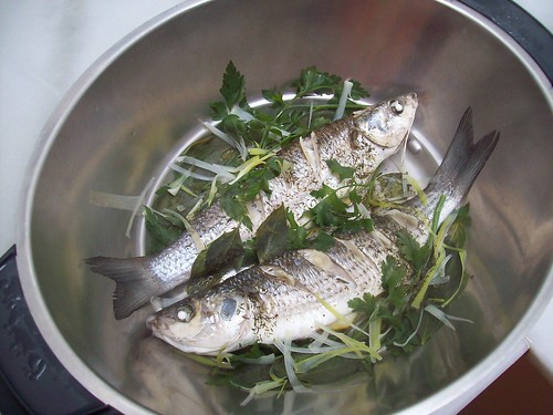 Pescado cocido entero al vapor