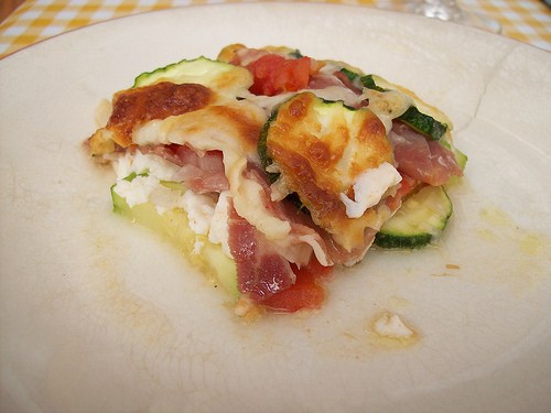 Calabacines, tomates y requesón al horno