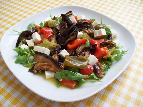 Ensalada de pimientos y berenjenas con queso